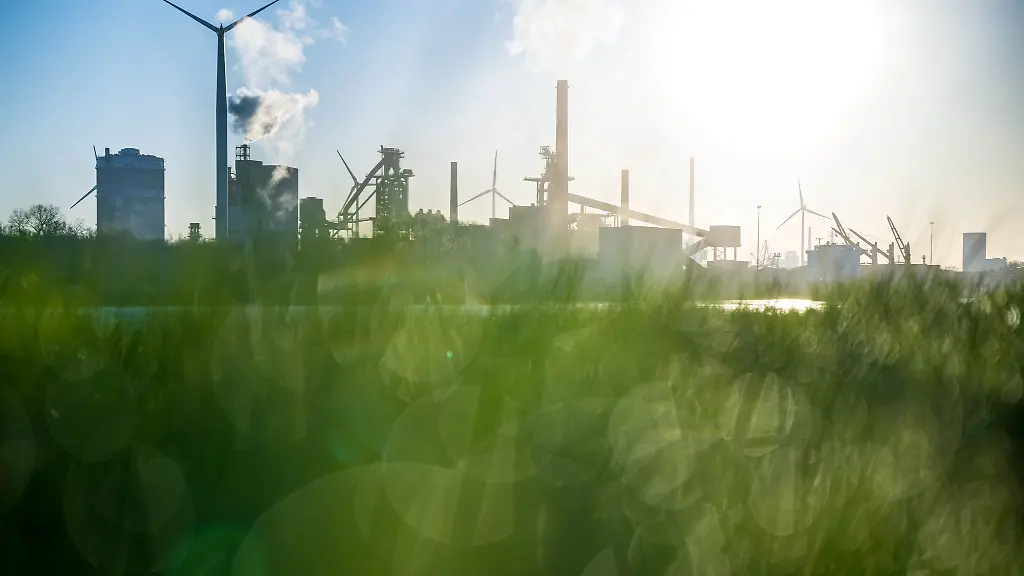 Das-Stahlwerk-an-der-Weser-im-Sonnenaufgang