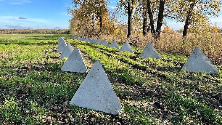 Neu errichtete Panzersperren in der Region Belgorod an der Grenze zur Ukraine.
