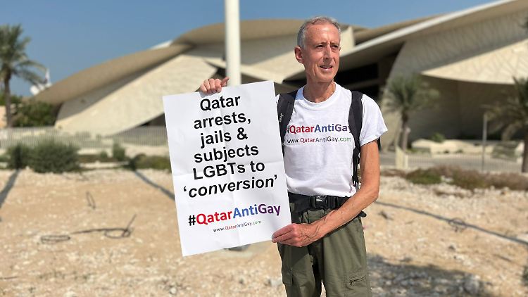 Peter Tatchell demonstrierte vor dem nationalen Katar-Museum in Doha.