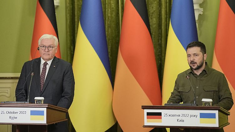 Es ist Steinmeiers (l.) erster Besuch in der Ukraine seit dem russischen Überfall.