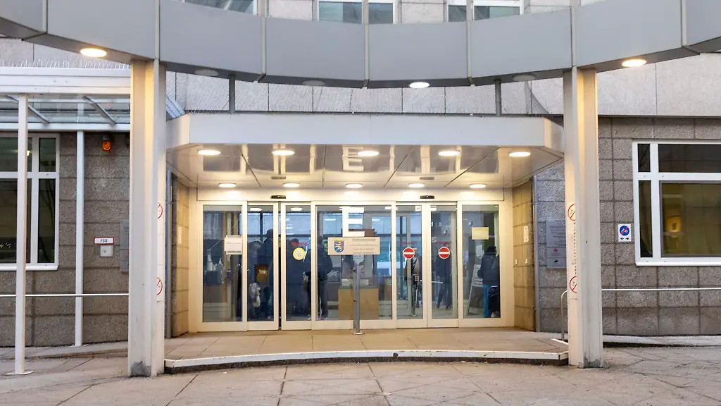 Der-Eingang-zum-Frankfurter-Landgericht