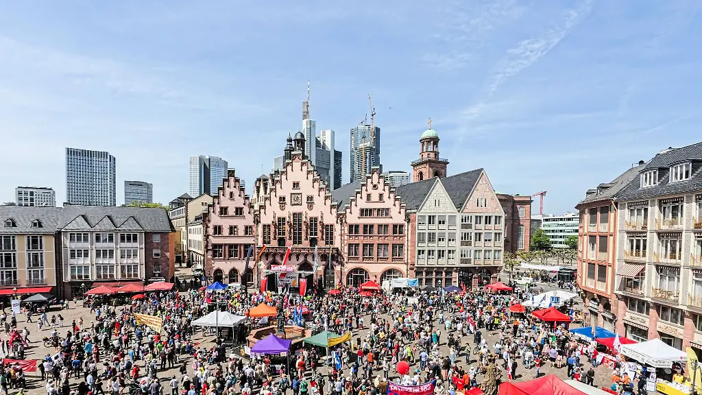 Die-Menschen-stehen-bei-der-Schlusskundgebung-auf-dem-Roemerberg