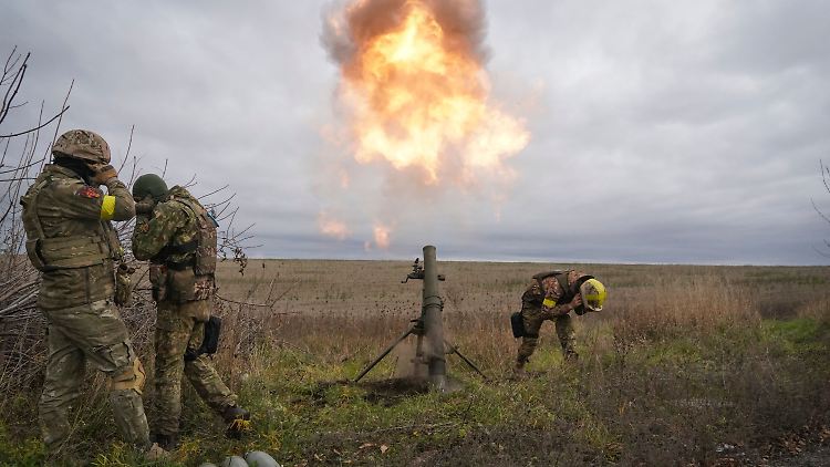 Region Charkiw - Soldaten der ukrainischen Nationalgarde beschießen russische Stellungen mit einem Granatwerfer.