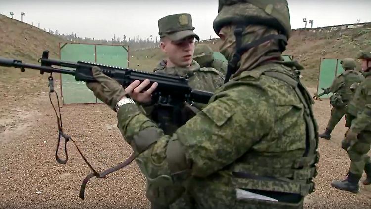 Offensichtlich nicht für alle ein Traumjob: Russische Rekruten bei einem militärischen Training im Patriot-Park außerhalb Moskaus. 