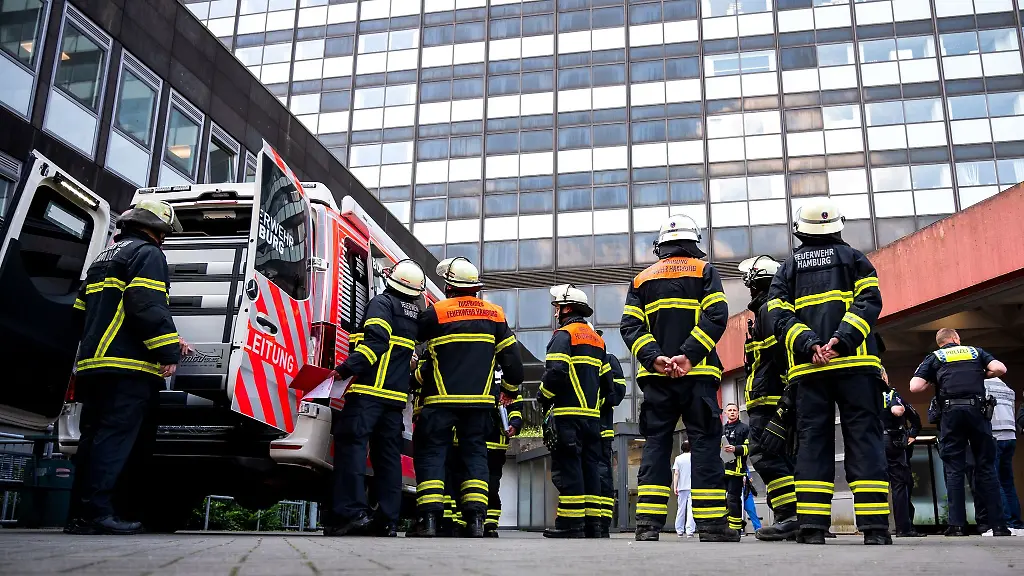 Feuerwehrleute-stehen-vor-der-Asklepios-Klinik-Altona
