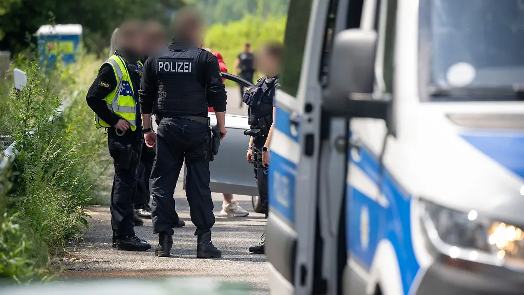 Bundespolizisten-stehen-an-der-A64-bei-Trier