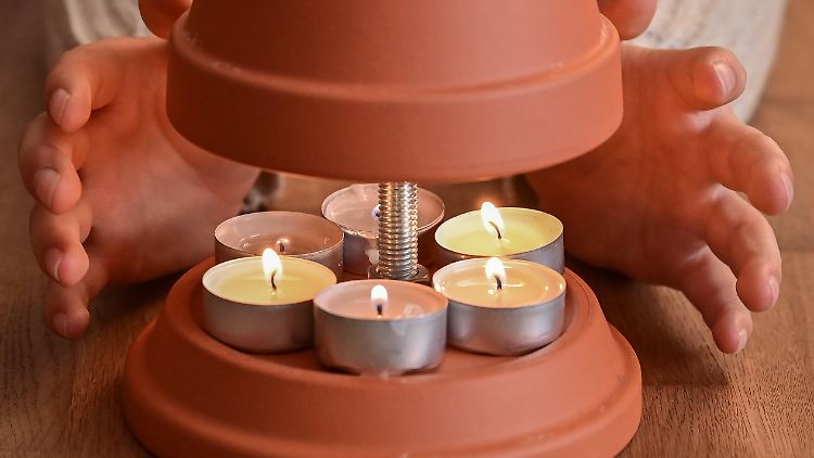 Teelichter unterm Blumentopf mögen die Hände wärmen - ob's zur wohligen Wonne langt, ist zweifelhaft. Zumal bei solchen Handöfen die Gefahr von Paraffin-Bränden besteht. Noch hilft ja der warme Oktober, die Heizkosten niedrig zu halten. 