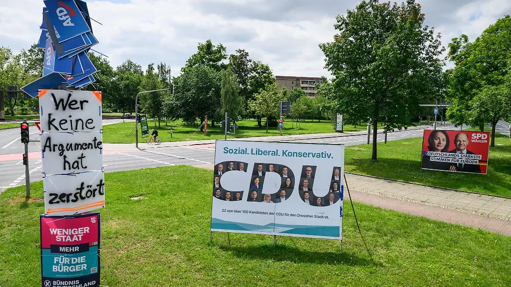 Wahlplakate-verschiedener-Parteien-und-Protestplakate-haengen-in-der-Innenstadt-in-Dresden