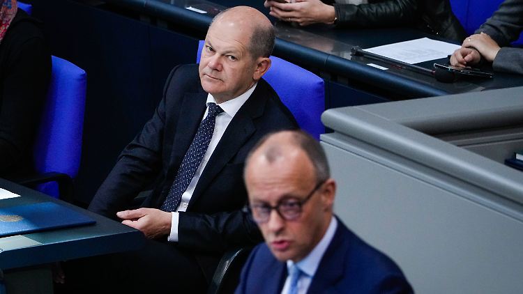 CDU-Chef Merz wirft Kanzler Scholz einen schweren Fehler vor.