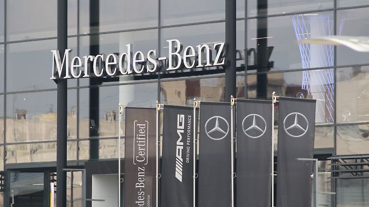 Seit März hat Mercedes die eigenen Verkäufe in Russland bereits eingestellt.