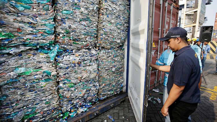 Mit versteckten Tracking-Geräten konnte Greenpeace nach eigenen Angaben heimlich die Transportwege des Plastikmülls von Deutschland aus verfolgen.