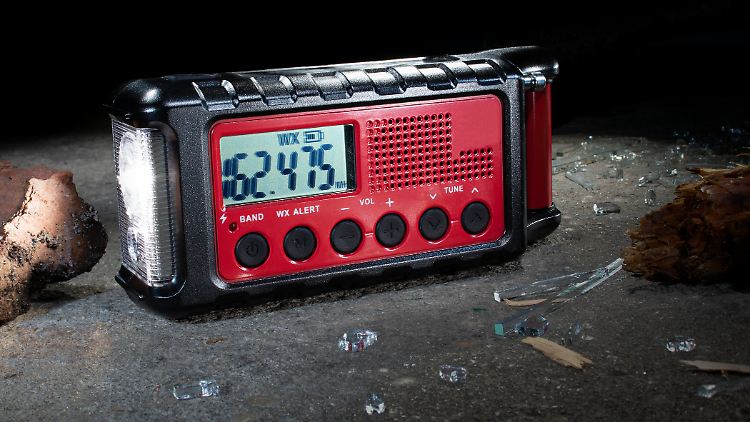 Stromausfall? Kurbelradios können im Notfall trotzdem Informationen empfangen. Viele Modelle besitzen außerdem nützliche Extras.
