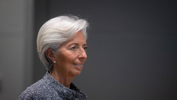 EZB-Chefin Christine Lagarde hat angekündigt, dass es mit den Zinsen weiter bergauf gehen wird.