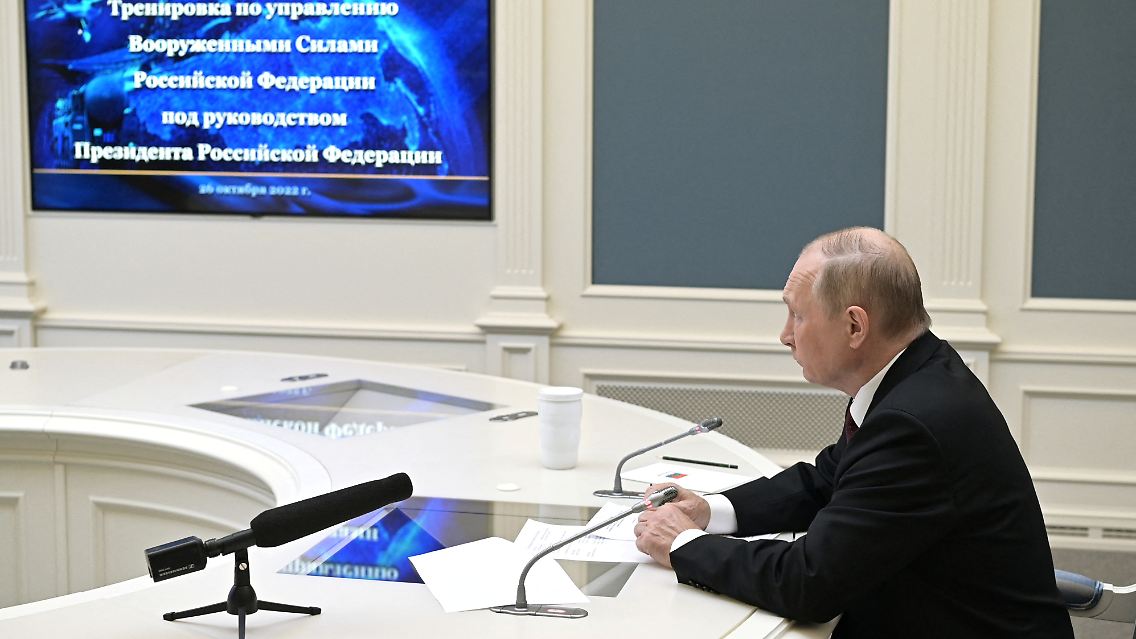Der Kreml beschuldigt die Ukraine, eine radioaktiv verseuchte Bombe einsetzen zu wollen. Kiew bestreitet das. Im Westen gibt es Befürchtungen, dass Moskau selbst vorhaben könnte, eine "schmutzige Bombe" zu zünden.