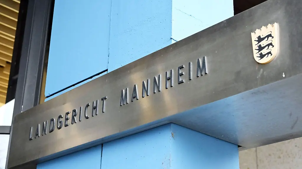 Vor-dem-Landgericht-Mannheim-ist-der-Schriftzug-des-Gerichts-angebracht