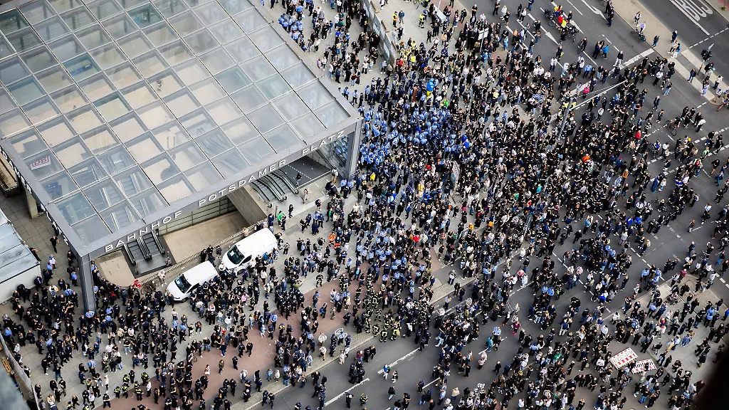 Polizisten-versammeln-sich-am-Potsdamer-Platz-vor-einem-Schweigemarsch