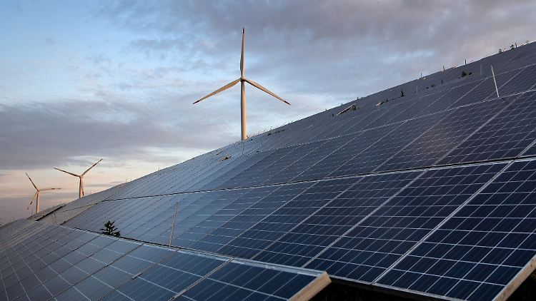 Wind- und Solarkraft bringen saubere Energie - seit dem russischen Angriff auf die Ukraine sind sie gefragter denn je.