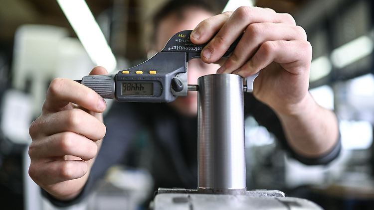 Ein Auszubildender im Metall-Handwerk misst in einem Ausbildungszentrum die Dicke eines Werkstücks (Symbolbild). Der Studie zufolge haben zehntausende junge Menschen das "Risiko, langfristig ohne Berufsabschluss zu bleiben".
