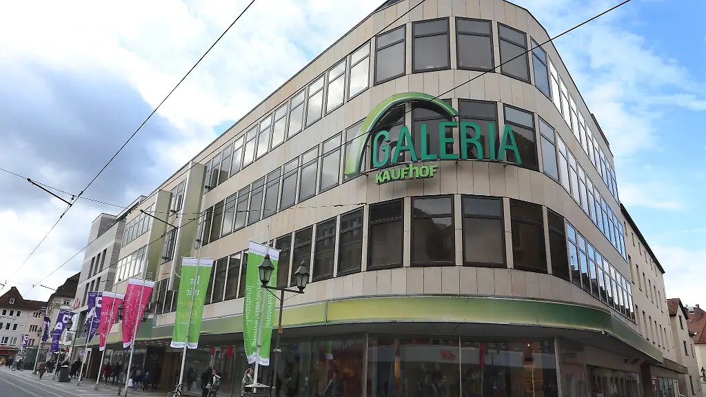 Eine-Filiale-der-Kaufhauskette-Galeria-Kaufhof-in-der-Fussgaengerzone