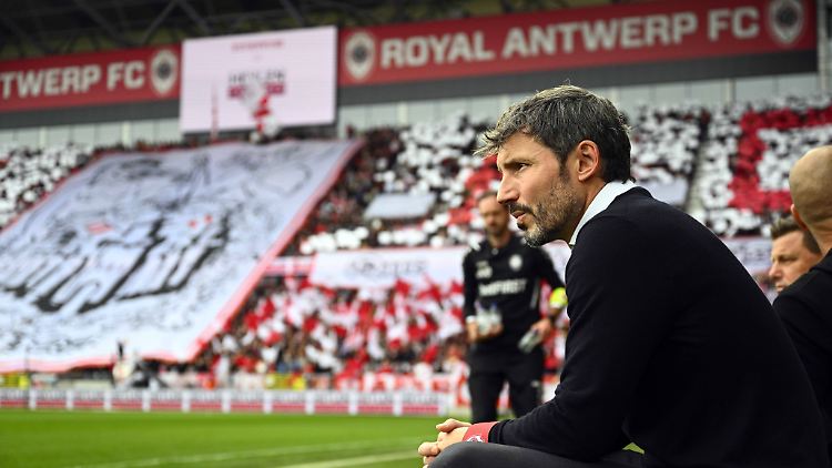 Van Bommel entgeht einem Überfall. (Archivbild)