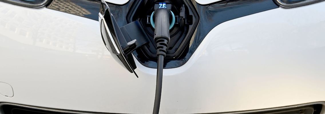 Ein Elektroauto vom Typ Renault Zoe wird an einer Ladesäule aufgeladen. Darf ein Hersteller oder Vermieter nach Vertragsende die Batterien für E-Autos per digitalem Fernzugriff sperren? Nein, lautet ein Gerichtsurteil.