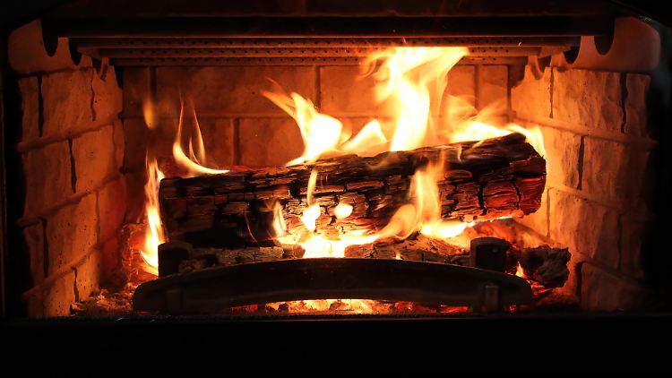 Gemütlich, günstig und nachhaltig? Experten warnen vor schädlichen Folgen durch das Heizen mit Holz.
