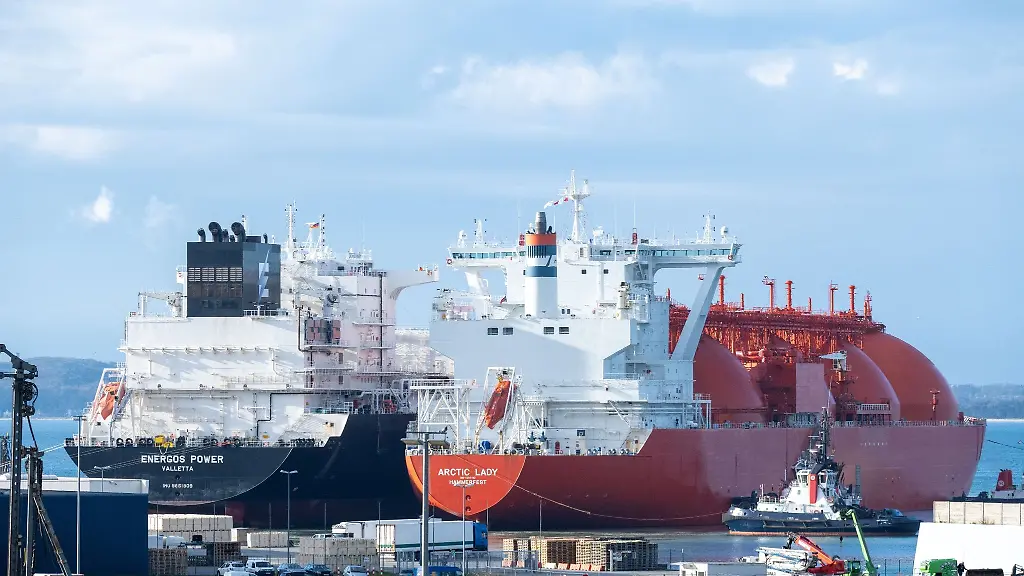 Der-LNG-Tanker-Arctic-Lady-liegt-mit-einer-Ladung-Fluessigerdgas-im-Terminal-Deutsche-Ostsee