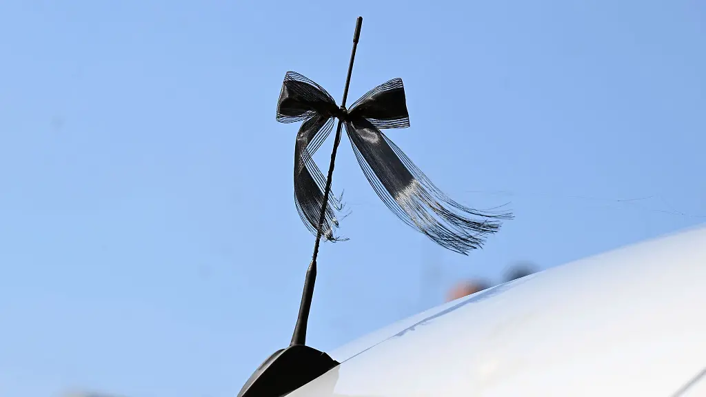 An-einem-Streifenwagen-der-Polizei-haengt-ein-Trauerflor