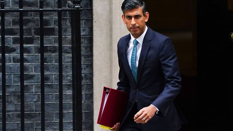 Rishi Sunak, Premierminister von Großbritannien, verlässt 10 Downing Street, um zu seiner ersten wöchentlichen Fragestunde "Prime Minister's Questions" im britischen Unterhaus zu gehen.