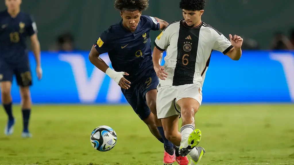 Fayssal-Harchaoui-r-aus-Deutschland-und-Mathis-Lambourde-aus-Frankreich-kaempfen-um-den-Ball