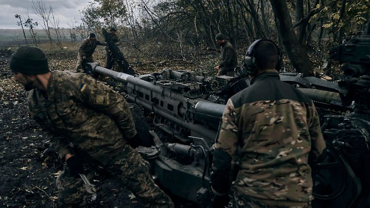 Ukrainische Artilleristen in der Ostukraine. 
