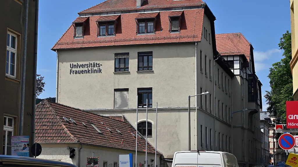 Universitaets-Frauenklinik-steht-an-der-Fassade-der-ehemaligen-Frauenklinik