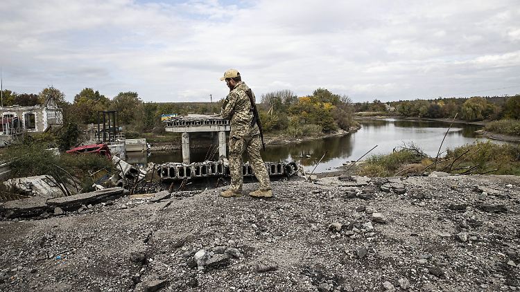 Ukrainischer Soldat an einer zerstörten Brücke in der Region Cherson.