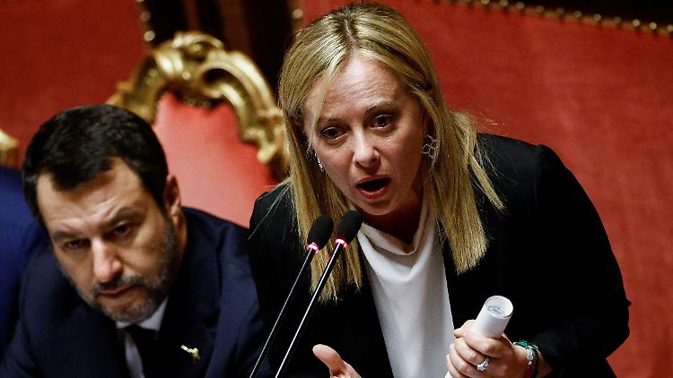 Italiens Regierungschefin Meloni sieht keinen Anreiz für Steuerhinterziehung: Von derzeit 2000 Euro soll das Barzahlungslimit auf 10.000 Euro steigen. 