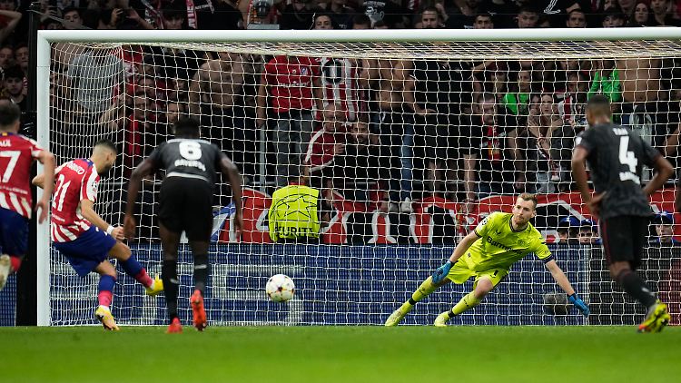 Er hat ihn: Lukas Hradecky pariert den finalen Elfmeter.