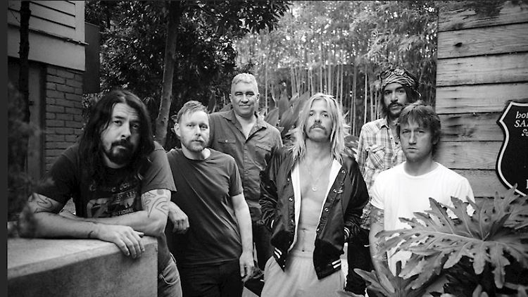 Dave Grohl, Nate Mendel, Pat Smear, Taylor Hawkins, Rami Jaffee und Chris Shifflet (v.l.) sind beziehungsweise waren die Foo Fighters.
