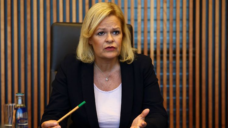In Katar will sich Faeser die Meinung der Zivilgesellschaft anhören, ob Fortschritte erzielt worden seien.