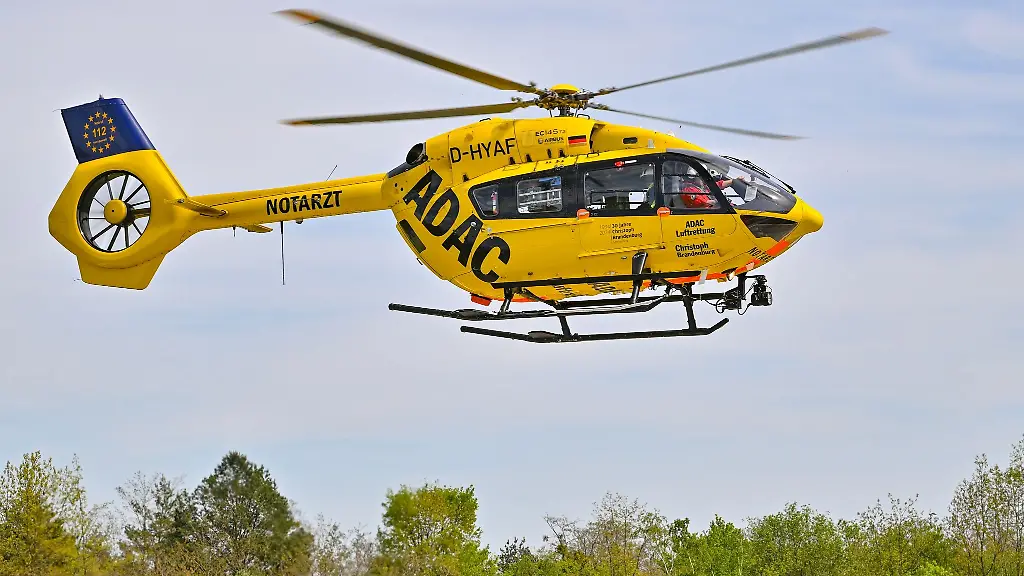 Der-ADAC-Rettungshubschrauber-ist-im-Landeanflug