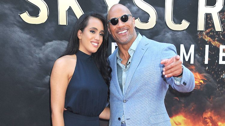 Nicht nur als Vater und Tochter, sondern nun auch durch Wrestling verbunden: Simone und Dwayne "The Rock" Johnson.