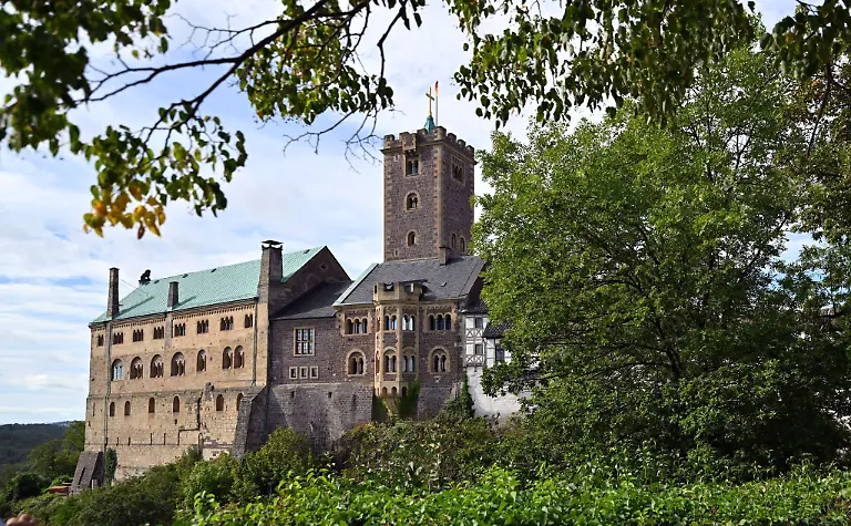 Sonne-scheint-ueber-der-Wartburg