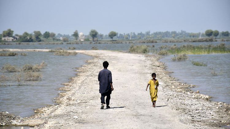 Durch die verheerenden Überschwemmungen in Pakistan stehen weite Landstriche unter Wasser. Experten machen den Klimawandel für die zunehmende Anzahl von Naturkatastrophen in dem südasiatischen Land verantwortlich.