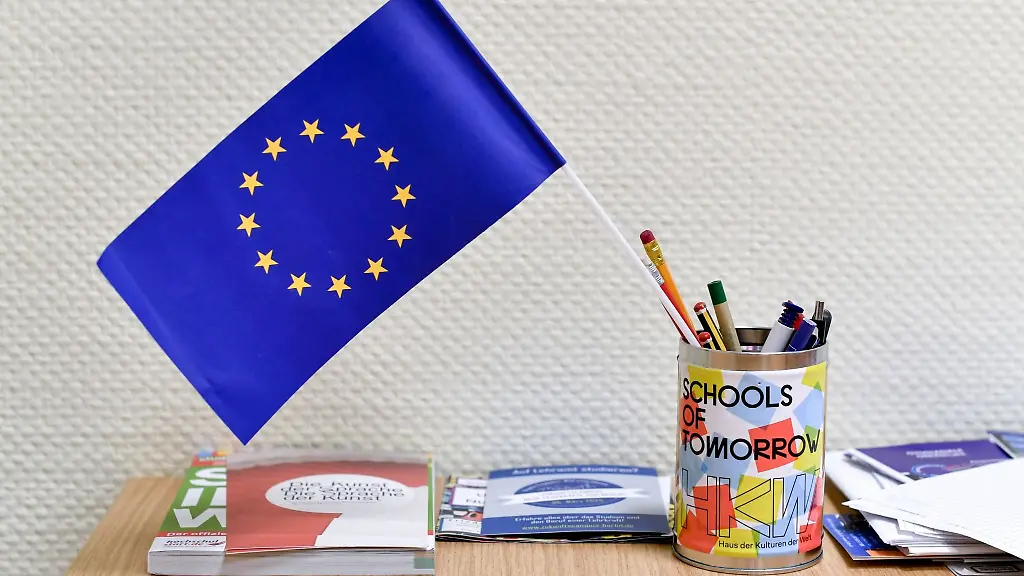 Eine-Europafahne-steht-in-einer-Dose