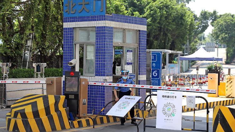 Ein Sicherheitsbeamter am Eingang zu einem Foxconn-Werksgelände in Shenzhen. Der Zugang wird streng kontrolliert, um eine Ausbreitung von Covid-19 zu verhindern.