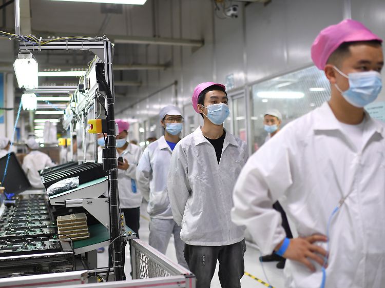 Foxconn-Mitarbeiter in Wuhan: Einmal am Tag wird getestet.