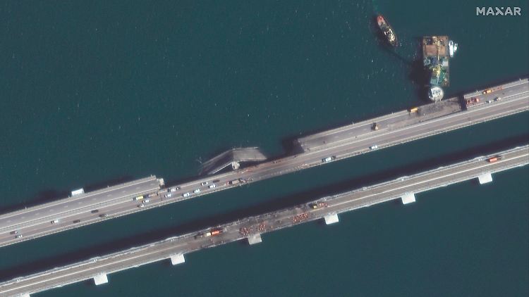 Eine Satellitenaufnahme des US-Unternehmens Maxar zeigt die Zerstörung der Krim-Brücke am 12. Oktober.