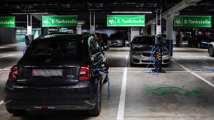 Künftig nur noch Elektro? Auch der Einsatz von klimaneutralen E-Fuels soll geprüft werden.