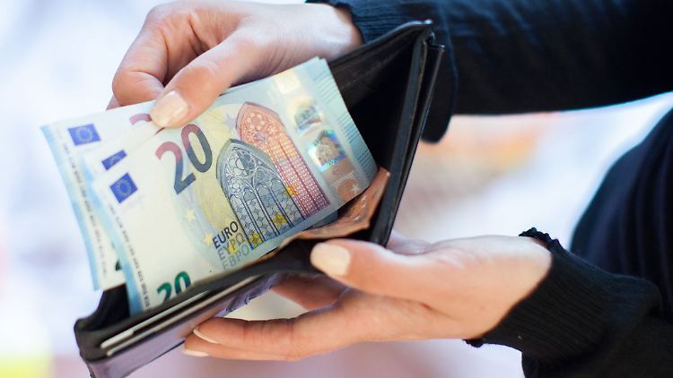 Wird das Geld knapp? Wer immer wieder in finanzielle Engpässe gerät, sollte sich beraten lassen, statt immer neue Schulden aufzunehmen.