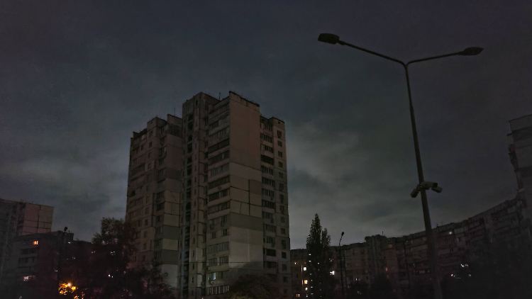 In Kiew wird zeitweise die Stromversorgung unterbrochen. Die Attacken auf die Infrastruktur sollen nach Russlands Kalkül weitere Fluchtbewegungen in den Westen auslösen.