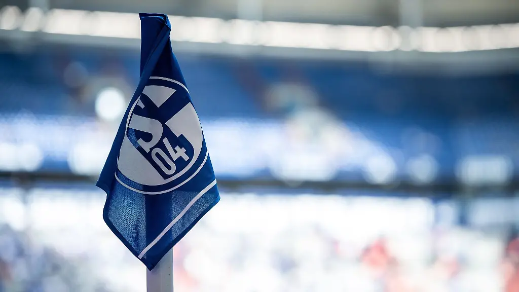 Das-Logo-des-FC-Schalke-04-ist-auf-der-Eckfahne-zu-sehen