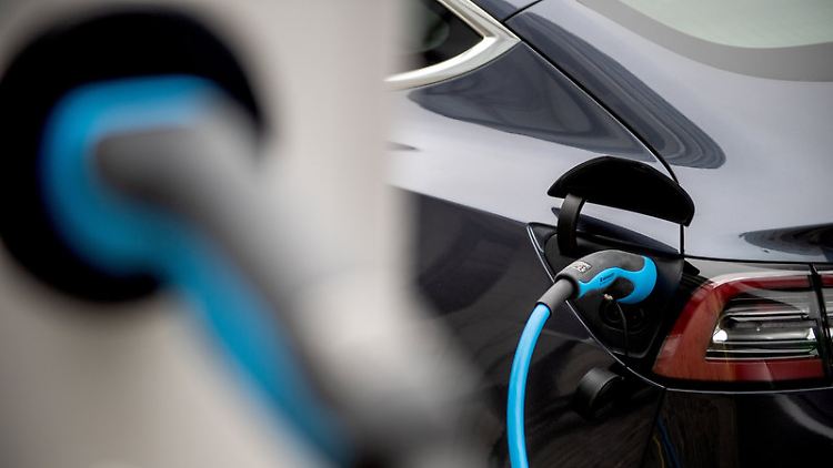 Wer individuell über gute Lademöglichkeiten verfügt, dürfte eher über den Umstieg auf ein reines Elektroauto nachdenken.
